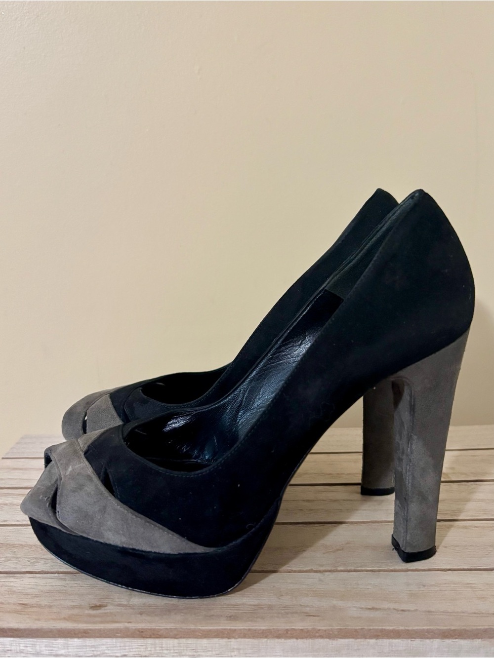 Stuart Weitzman| Black & Grey Suede Platform Peep Toe 5” Pumps Wood Base Sz 6.5